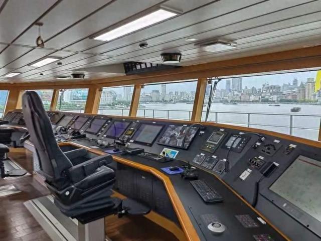 服务“海洋强国”建设，大型海道测量船“海巡08”轮在上海列编与船员培训